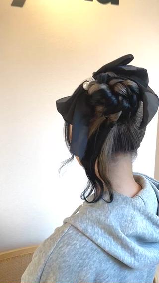 ピシッとシニヨンスタイル！

「ピシッとまとめたシニヨンに、揺れるウェーブの毛先でアクセントを
どんなお洋服にも合わせやすく、大人っぽさと柔らかさのバランス」 