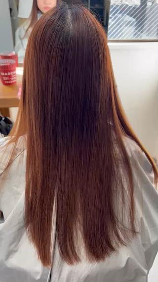 日々のカラーやアイロンでダメージが進んでいた髪も、
髪質改善ストレートでツヤとまとまりを取り戻しました 