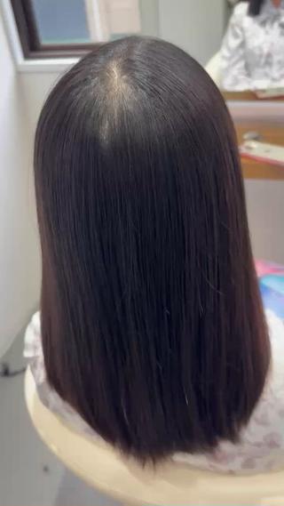 髪の内部にしっかりと栄養を届け、ダメージを補修しながら髪本来の美しさと扱いやすさを引き出すメニューです。乾燥や広がり、パサつき、ツヤの低下が気になる方に特におすすめで、回数を重ねるごとに手触りやまとまりが格段に向上します。表面的なケアではなく、髪の芯から整えることで、しなやかで指通りのよい髪を目指します。 