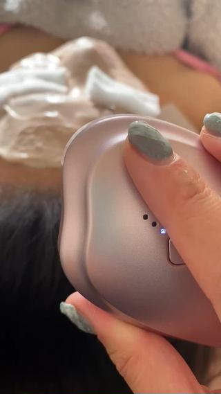 セレブコース・プレミアムコースには、
電気ブラシで行うヘッドスパが付いております！！

スッキリするとご好評頂いております。 