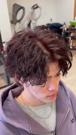 センターパート×ツイスパの組み合わせスタイルです 