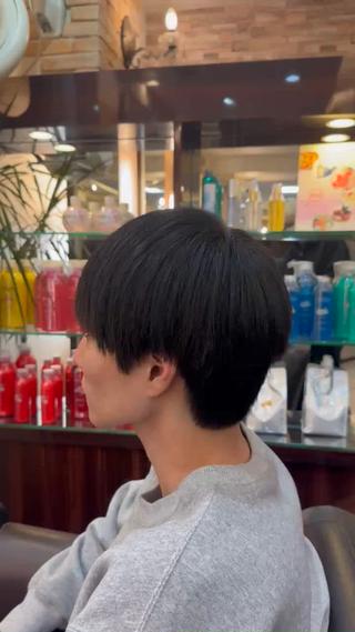  メンズカット ︎︎

韓国風マッシュ
横からのシルエットと襟足は長さを切らずにカット 全体的にスッキリしてるので清潔感あって最高 カッコ良さが出てる✞✟

自分が似合う髪型が分からない、いつも同じだからたまには変えたいなどお客様一人一人の考えにしっかりお答えさせて頂きその人の骨格に合わせて切ります！
何かありましたらご連絡お待ちしております！

#メンズ #メンズカット #センターパート #韓国 #韓国風マッシュ
#マッシュウルフ #似合わせカット 