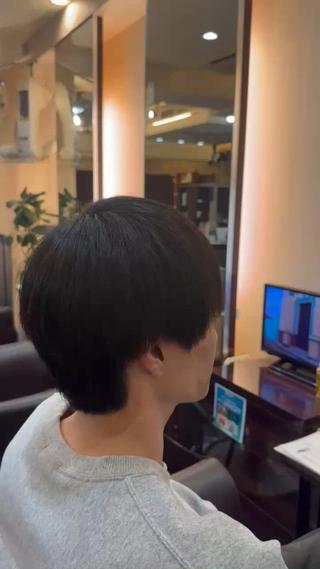  メンズカット ︎︎

韓国風マッシュ
横からのシルエットと襟足は長さを切らずにカット 全体的にスッキリしてるので清潔感あって最高 カッコ良さが出てる✞✟

自分が似合う髪型が分からない、いつも同じだからたまには変えたいなどお客様一人一人の考えにしっかりお答えさせて頂きその人の骨格に合わせて切ります！
何かありましたらご連絡お待ちしております！

#メンズ #メンズカット #センターパート #韓国 #韓国風マッシュ
#マッシュウルフ #似合わせカット 