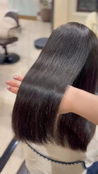 とってもツヤツヤでサラサラ
うねりや癖、広がりが気になる方にとってもオススメの縮毛矯正です！前回かけた時からリタッチ周期のお客様や初めてかける方など是非ご予約お待ちしております！
現在モデル様価格でご案内しております 