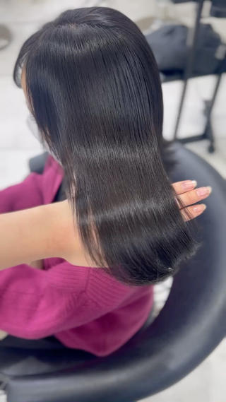 ダメージレスのイルミナカラー2 stepのトリートメントで、サラツヤ美髪ヘアー
少し白髪が生えてきたため、白髪もしっかりと染まる地毛に近いカラーにしたいとのお客様
ダメージをできるだけ軽減し、白髪もしっかりと染め、内側のケアでトリートメントをしたためとっても綺麗な仕上がりに
現在モデル様価格で縮毛矯正、カラー、カット、ブリーチ、ダブルカラーをご案内しております！ご予約お待ちしております！ 