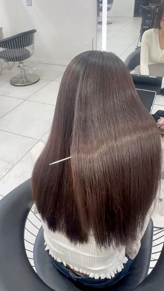 とってもツヤツヤでサラサラ
うねりや癖、広がりが気になる方にとってもオススメの縮毛矯正です！前回かけた時からリタッチ周期のお客様や初めてかける方など是非ご予約お待ちしております！
現在モデル様価格でご案内しております 