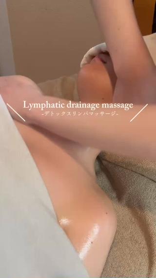 『オールハンドのマッサージ』が大得意です️
密着感やリンパの流れ、一人一人の筋肉に合わせて流していきます
デコルテ周りに集まるリンパも丁寧に流していきます 