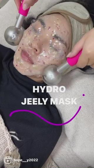 水分たっぷりなパックを顔にのせて
コロコロとマッサージ
これが冷たくって気持ちいいんです
時間を置いて、ペロンとはがします 