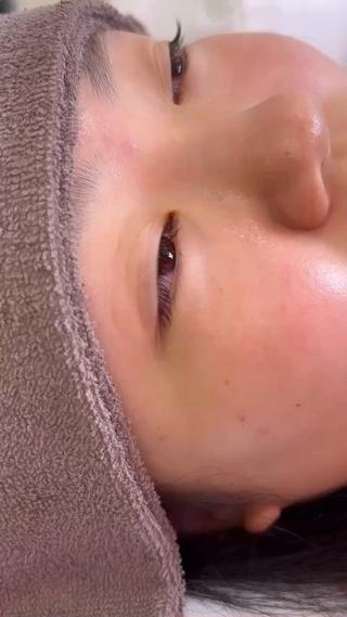 カウンセリング内容
○メイクした時には、二重にする
○瞼が少し重めなのでカール被らないように
○まつ毛がビューラーで切れてる
○束感まつ毛も気になっている
長さはあったので、丸みを感じられるカールにしました
根元から上げたい要望も叶えられるように
切れてるまつ毛は、束感を少し出して目立たないように
▷▷仕上がり▷▷
束感も出せる、普通のストレートまつ毛も出来る、
切れてるまつ毛は馴染ませられる、
メイクしてなくても存在感を出せる