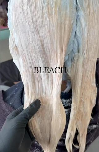 お客様の髪質をみて丁寧にブリーチをしていきます 