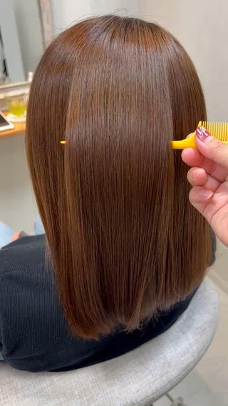 広がり、うねり、癖毛でお悩みの方！
髪質改善ストレート。
髪になるべく負担をかけずに縮毛をかける事で自然なツヤとまとまりの髪へ
ハンドブローのみの仕上げでもまとまります。 