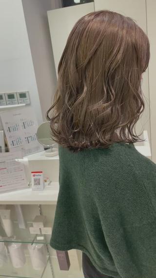 Milk Tea Greige

動画だとよりツヤ感と透け感がわかる、、
ブリーチ1回〜作るミルクティーグレージュ♡
ブリーチをすることでブリーチ独特の柔らかさと
透け感のたっぷりカラーに変身

色落ちも考えて秋感のあるくすみグレージュに。
2週間程経つと色が落ちてきてミルクティーベージュに
なってくれるので入れた時の色も
色落ちも楽しめる2回楽しめるカラーです✰︎ 