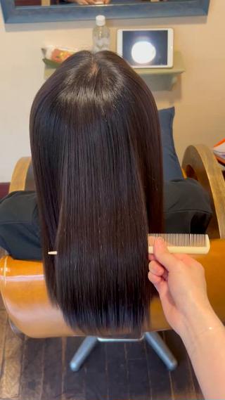 美髪矯正でツヤツヤのストレートヘアへ
乾かしただけのアイロンなしの状態でこの仕上がりです 