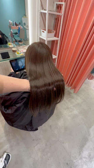 つけて1.5ヶ月のエクステもこの通り！髪質改善トリートメントで復活！
エクステのメーカーや状態でも変わりますのでご相談ください！
 