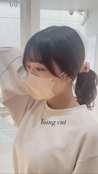ナチュラルなヘアカラーに小顔に見えるように切った前髪
 