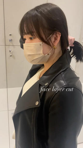 赤みを消した透け感のあるグレージュに顔周りに動きのつきやすいようにレイヤーを入れたスタイルです
可愛いです 