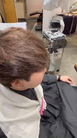 前回トーンアップさせていただいた、モデル様を今回はブリーチしてミルクティーベージュにしました
色はお話ししながら決めたりなどできるのでぜひご連絡ください