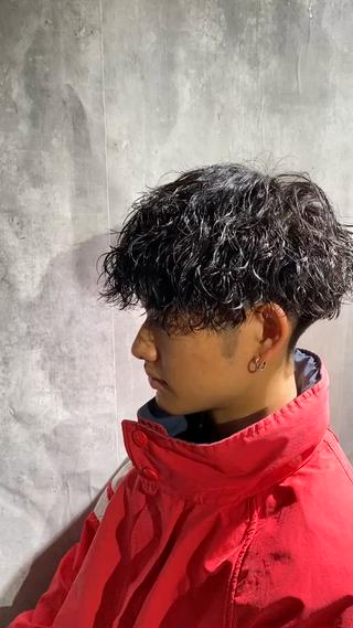 【波巻き×ツイストスパイラル】
トップにボリュームが出にくい方スタイリングに時間をかけたくない方カッコよく決まります!
メンズパーマお任せください!