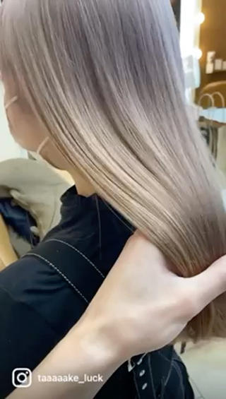 黒髪から2回ブリーチで
誰もが憧れるホワイトベージュに⸜︎⸝‍

枝毛、切れ毛を98%おさえて
カラーの色持ちも良くしてくれる
ケアブリーチを使い
今までにないツヤ感を出すことが出来るようになりました！

今だけminimoの全てのブリーチメニューで
ケアブリーチに無料でグレードアップしてます 