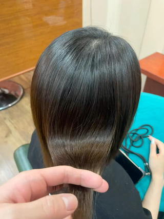 酸性ストレート
縮毛矯正によるダメージが怖い方！ブリーチ毛の方！
ぜひ一度お任せください 