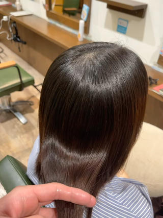 パーマをしていてもつやつやサラサラに伸ばします 