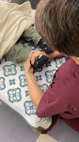 むくみケアの施術動画になります
当院の足のむくみケアマッサージは足首を動かす手技を入れています
足がむくむ原因の1つに運動不足が上げられ、ふくらはぎの血流やリンパ液のポンプがうまく働かず足がむくむと言われています
足首を動かしてふくらはぎを緩めることでふくらはぎのポンプ機能が促進されて、むくみの軽減に繋がります!
ぜひ当院のむくみケアマッサージを受けてみてください