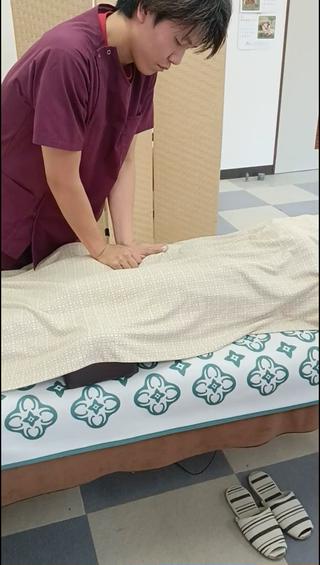 股関節〜太ももにかけてのマッサージ動画です
足が重かったりむくみ気味だったりする方は股関節周辺がかたまっていたり動きが悪いかもしれません
股関節前面の腸腰筋(動画でマッサージしている上の筋肉)は反り腰で固まりやすく、近くには鼠径部リンパもあるので冷え性やむくみがでやすい部位です…
腸腰筋と太ももをほぐすことで足が軽くなって鼠径部リンパの流れも良くなるので冷え性やむくみが解消しやすくなります️
冷え性や足のむくみなどに悩まれている方はぜひご予約ください