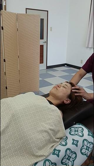 当院のヘッドスパ施術動画です️
当院のヘッドスパは
幹細胞美容液使用と
ドライヘッドスパの選択ができます
しっかり指を立ててマッサージすることで頭皮にダイレクトに刺激を与えて疲労回復や小顔効果が期待出来ます
小顔になりたい方や疲労回復したい方はこちらのメニューをご予約ください️