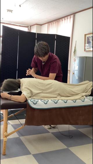 腰〜お尻の施術動画です
当院の腰痛マッサージはゆっくり痛いところに入ってくることが特徴です️
ゆっくりとしたストロークでマッサージをすることで身体をリラックスさせて効果的に筋肉を緩めて腰を楽にします
腰の疲れや痛みがある方はぜひご予約ください️