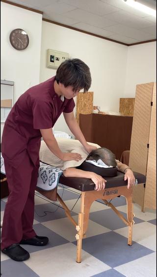 首のマッサージ動画です
当院の首のマッサージのこだわりは
二段階押し
絶妙な力加減
です️
二段階押しは首のマッサージを
斜めから行う形と
真横から行う形の2つに分けて
満遍なくほぐすことができます
絶妙な力加減は私の親指が90度以上曲がるくらい柔らかいので、力をあまり入れなくてもあなたの痛い場所にしっかり刺激を入れて楽にすることができますよ
当院の首のマッサージをぜひ受けてみてください