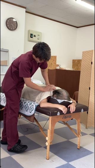 首肩マッサージの施術動画です
当院の肩のマッサージはゆっくりしたペースが特徴でゆっくり押すことで副交感神経を優位にすることを意識しています
背中→肩甲骨表面→肩甲骨外側→肩甲骨上部の順番でマッサージしていきます
特に肩の疲れには肩甲骨外側の前鋸筋のマッサージが大切になります
理由としては肩甲骨が外側に固定されやすく前鋸筋がうまく使えなくなってしまうと肩が張りやすくなってしまうためです
脇を念入りにほぐすことで驚くほど肩が楽になりますよ️
ぜひ当院の肩のマッサージを受けてみてください