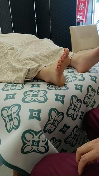 足裏マッサージの動画です
足裏は立ち仕事、座り仕事共に疲労が溜まりやすく疲れを放置すると足のむくみにつながったり足底腱膜炎になったりします
足裏をしっかりほぐすことで足指の動きも良くなりむくみ改善効果もあります️
足裏マッサージを受けて足の疲れを取りたい方やむくみ改善したい方はこちらのメニューをご予約ください