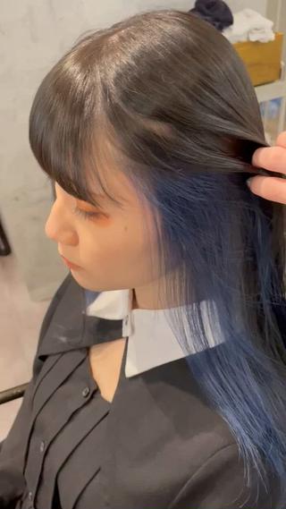 ツヤツヤな暗髪と鮮やかなインナーカラーは相性抜群です 