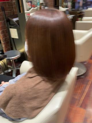 ストレートパーマをやらせていただきました。
今この時期うねりや癖が気になる頃になってきました。
うねりや癖が出る原因の一つとしては水分が足りていないことです。なので髪の毛に水分を内側から与えることも重要です。
それでも伸びなかったり癖が気になる方はご相談を！
ツヤツヤなストレートに仕上げます♪ 