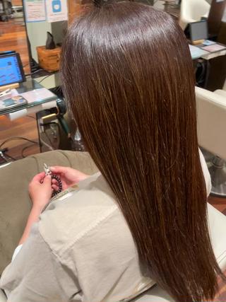 今回はデジタルパーマの部分を伸ばすようなストレートパーマをかけました。サラサラの仕上がりでとても綺麗です 