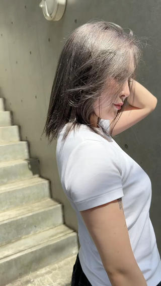 2回ブリーチする事によって自然光です綺麗に透けます 