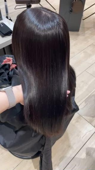 Straight Perm 

こだわりの薬剤選定で真っ直ぐになりすぎず柔らかい質感の仕上がりになります
癖や広がり、パサつきが気になる方におすすめです 