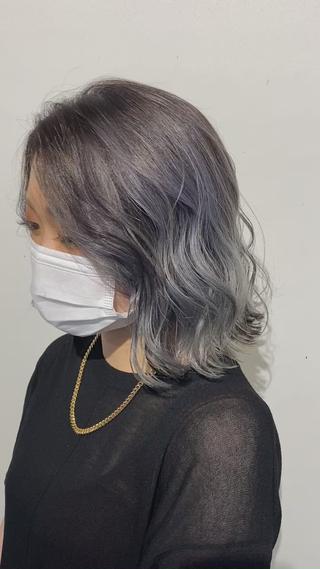 艶艶のシルバーアッシュ透明感艶感を両方手に入れられること間違いなしです
ブリーチ必須のカラーリングになります！
ダメージレスダブルケアブリーチで優しく明るくし艶のあるカラーリングに仕上げていきます
￥11500〜のメニューとなります！
明るさ　色味の濃さなどはカウンセリングで一緒に決めていきましょう 