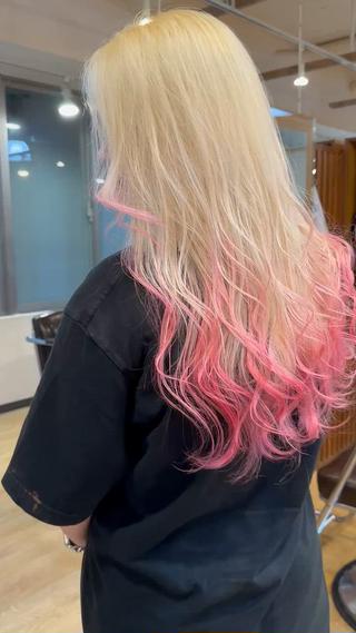 ロング 🌈8月末までシャ イン輝きハイトーン✨のヘアスタイル