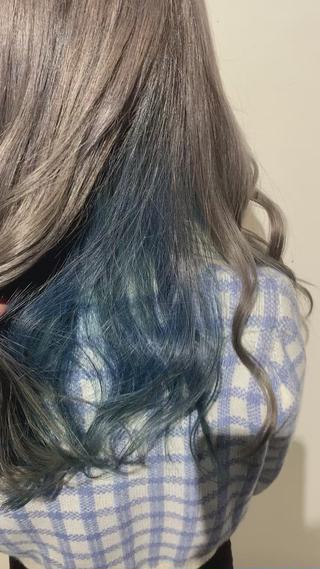 貴方だけのフルブリーチで作るインナーデザインカラー
インナーターコイズブルー×表面シルバーグレー
好きな色を二色選べます
一人一人にあったデザイン＆色の相性をご提案だから安心
艶のハイトーンとインナーカラーが同時に叶えられる
綺麗　可愛い　鏡を見て嬉しくなるデザイン作っていきます 