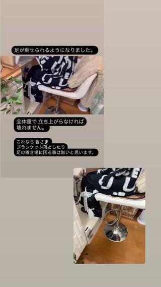 【DIY】
当ルームサロンの 施術台の机や 
フットの台等は、
ネイルサロンを始めようとした際に
アレンジして DIYして作ったものです。

クッション壁紙を貼り付けたり
板を切って乗せたり
蝶番で 開閉出来るようにしたり……

今回は
皆様 お客様の足を乗せられる 台を作成。

座っている時、足をプランプランとしてると
スリッパは脱げ
ブランケットは落とし……
よく見かける光景。

疲れないように とも思い、
足を乗せられる台を 設置しました。

中は 作業品などの物を収納出来るようにしました。
この上にジャンプして立ち上がら無ければ
壊れません️

これで 少しは座りやすくなったかな？ 