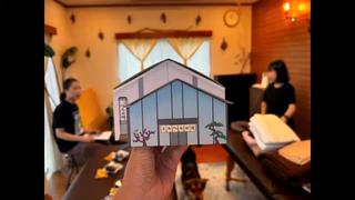 来る7月28日より、当サロンの新メニューとして**「ジュンコ先生のスウェディッシュマッサージ」**が登場します！
このスウェディッシュマッサージは、一般的なオイルマッサージとは一線を画します。特に足、腰、肩へのアプローチは非常に特殊で、以下のようなポイントが特徴です。
 * ストレッチをしながらの筋肉へのアプローチ: 筋肉を伸ばしながら深部へと働きかけます。
 * トリガーポイントへの的確なアプローチ: 痛みの原因となるトリガーポイントを捉えます。
 * 可動域を確認しながらのアプローチ:
世界一の称号を持つジュンコ先生が長年の経験と研究から生み出した、まさに**「特殊なアプローチ」**です。 