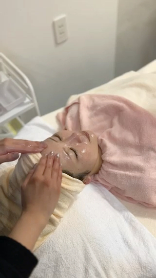 目元と口元のメイクをリムーバーで落とした後、
ハンドでクレンジングマッサージをします 