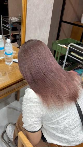 ブリーチカラー
ブリーチ
ピンクベージュ
ぴんくブラウン
カラー

低ダメージですので5回ブリーチしててもこの結果です♡ 