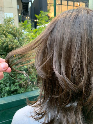 オリーブアッシュ
明るく、最近トレンドのカラーです！ 