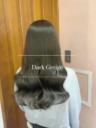 【ダークグレージュ】

こちらはカラー剤でダブルカラーをしてます。ブリーチより傷まずワンカラーより透明感がでるので、髪色が暗めの方、いつもオレンジになりやすい方におススメです♪ 縮毛矯正との同時施術も◎矯正を掛けてて暗い髪色しかできないとお悩みの方にピッタリです！ 