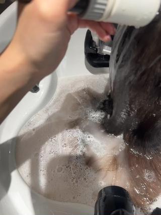 デトックススパ
マイクロバブルの力で毛穴の奥の汚れまで落とせます
余分なものを落としてあげて、素髪の状態でトリートメントしてあげると100%トリートメントの効果実感できます


#デトックススパ
#COTAトリートメント
#名古屋
#車道
#韓国風
#イルミナカラー
#前髪カット
#艶カラー
#花屋併設 