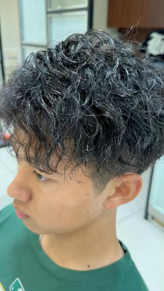 #ツイストスパイラルパーマ
「癖を活かしてツイスパで無造作なカール感＋ボリュームアップのスタイル」
#メンズカット
#刈り上げスタイル 