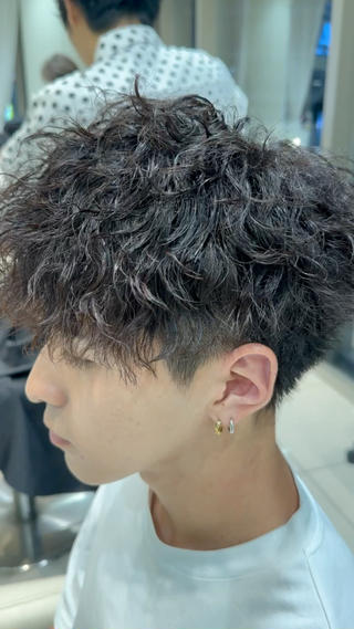 #ツイストスパイラルパーマ
#メンズパーマ
(襟足はショートにしつつ、束感感のあるツイストスパイラルパーマになります)
#メンズカット 