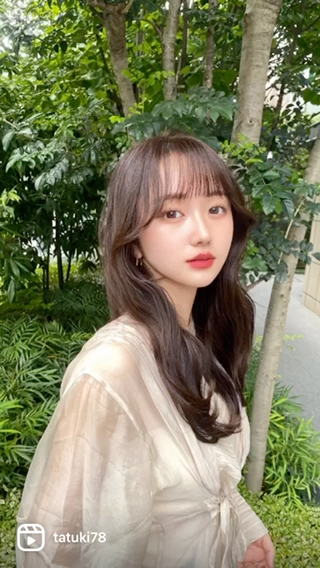 ワンホンヘア×ショコラブラウン


カラーは秋っぽさのある、ブラウンカラーで大人っぽいカラーに

落ち着きのある印象なので、秋っぽいブラウンカラーにしたい方におすすめです！！

前髪は火傷しないようにマジックカーラーを使ってナチュラルな前髪に

そして耳周りに空間を与えてあげる事で、韓国ヘアの今っぽいスタイルになります！！

大きめのカールで、耳周りをあけるのが韓国ヘアのポイントです！ 